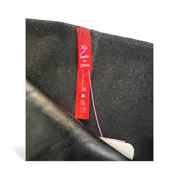 EUC Women’s Black Faux Leather Pants | Sz XL - Picture 5 of 6